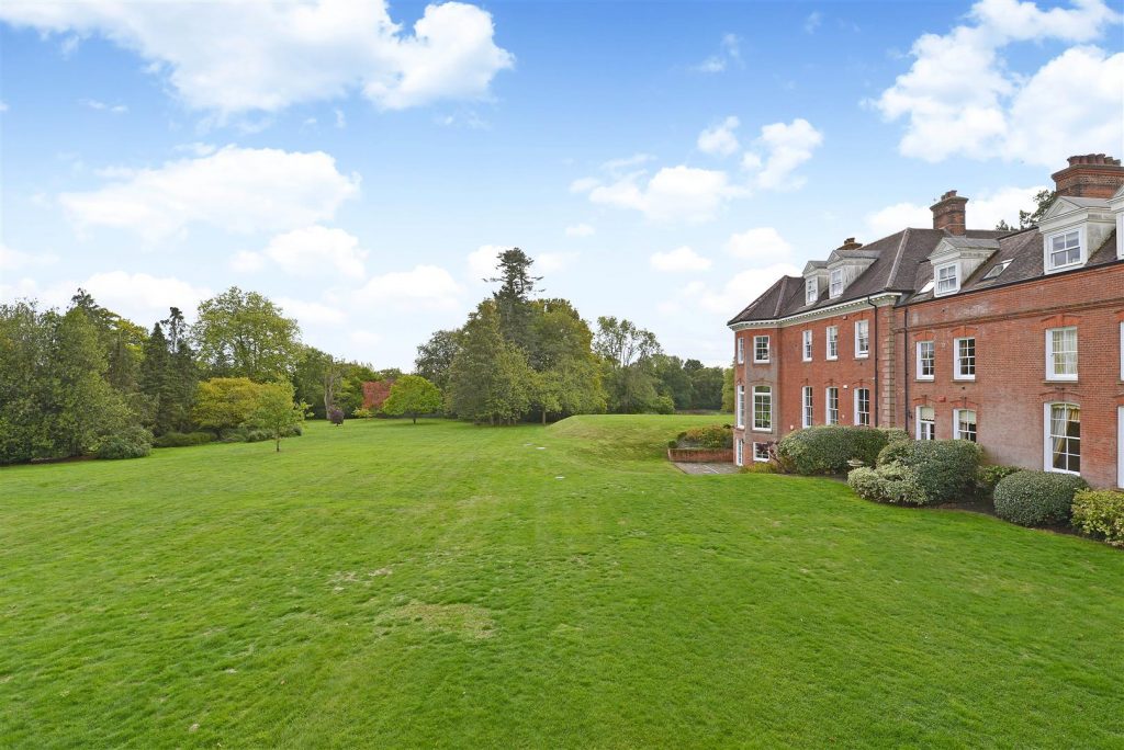 Elmbridge Road, Cranleigh