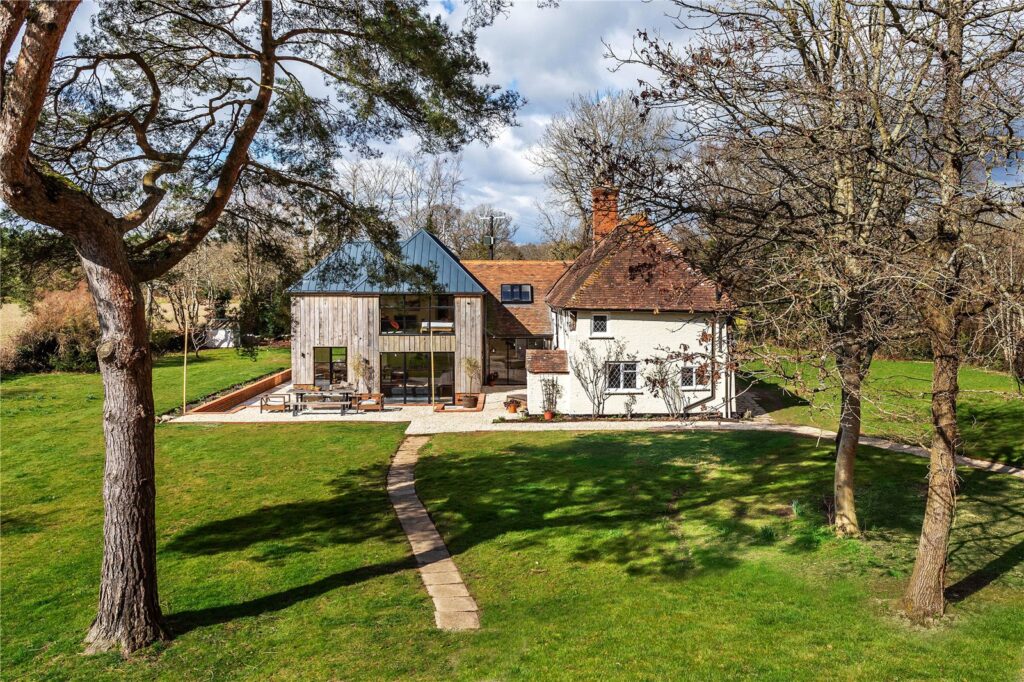 Knowle Lane, Cranleigh, Surrey, GU6 8JW
