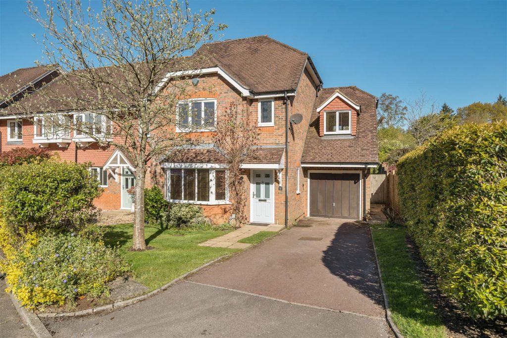 Royal Huts Avenue, Hindhead