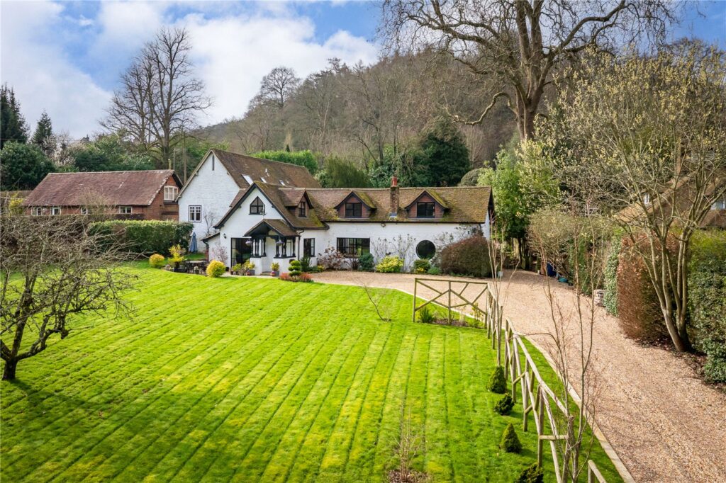 Godalming Road, Hascombe, Godalming, Surrey, GU8 4BQ