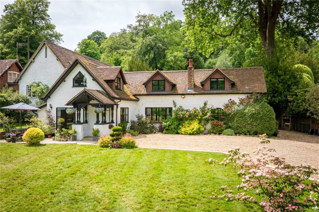 Godalming Road, Hascombe, Godalming, Surrey, GU8 4BQ
