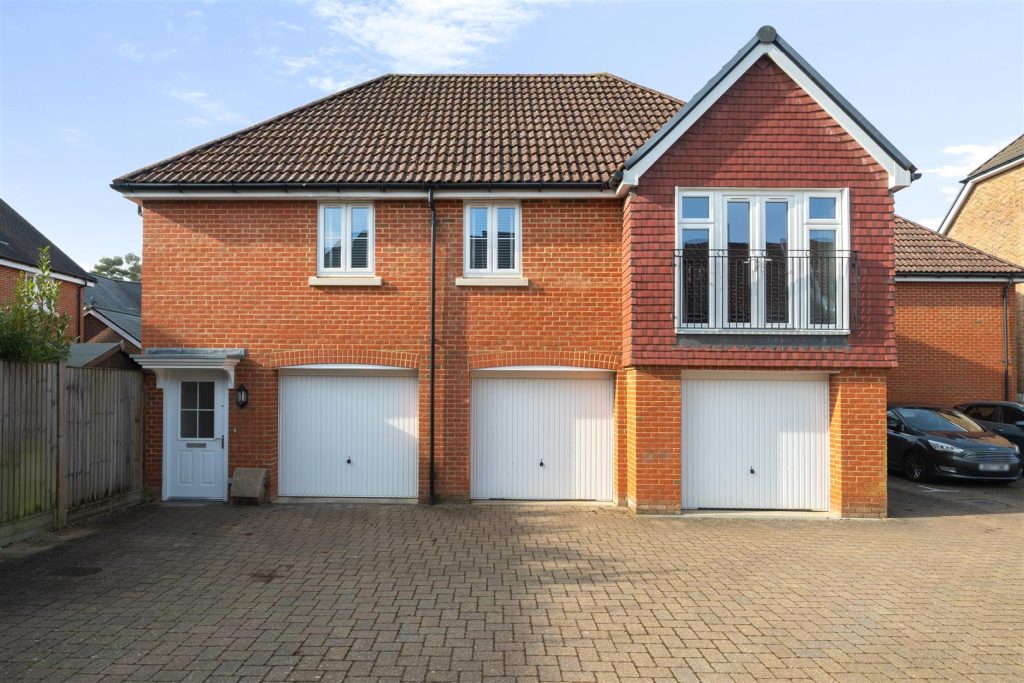 Silent Garden Road, Liphook