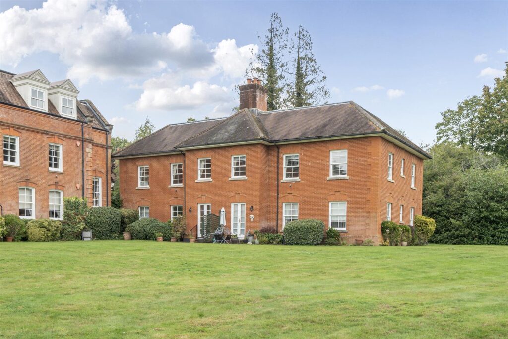 Elmbridge Road, Cranleigh